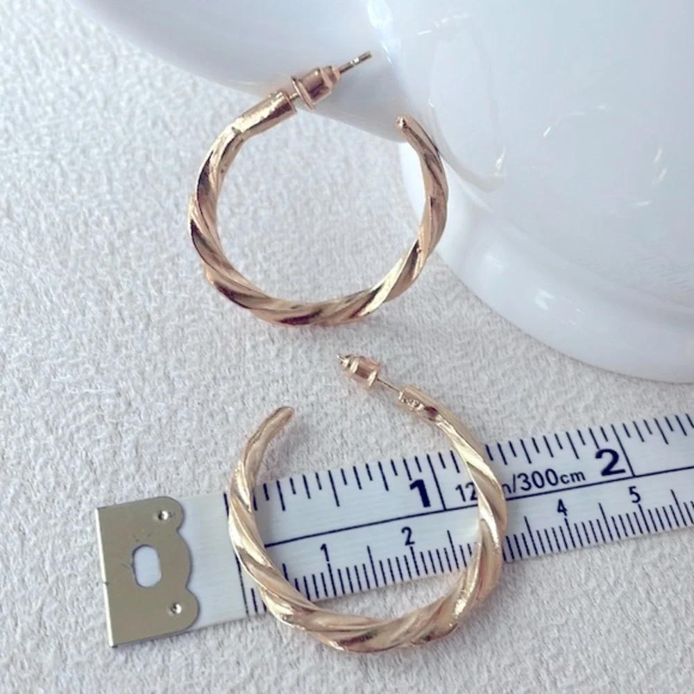 Medium twisted gold hoop
